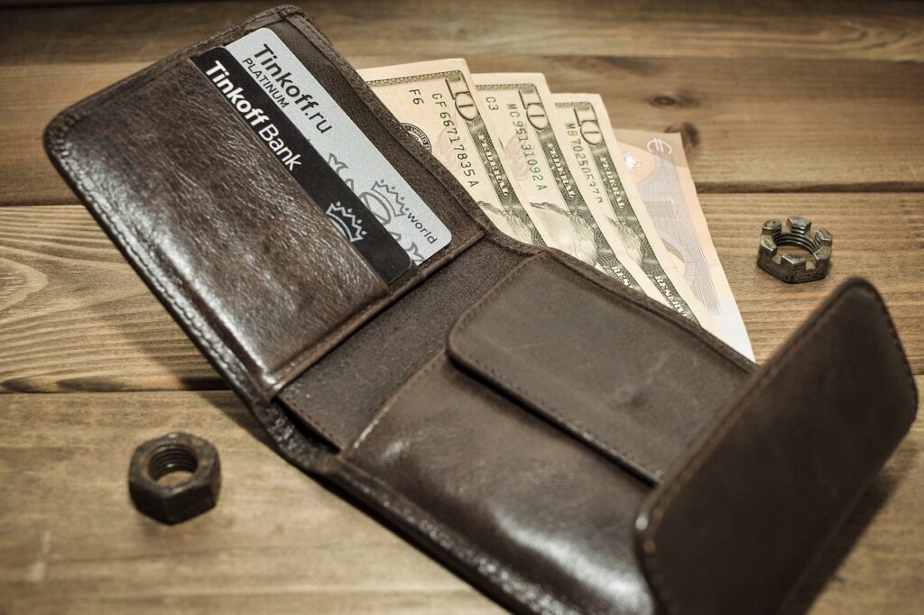 The Best Women's Bifold Wallets: Key Features & Top Styles